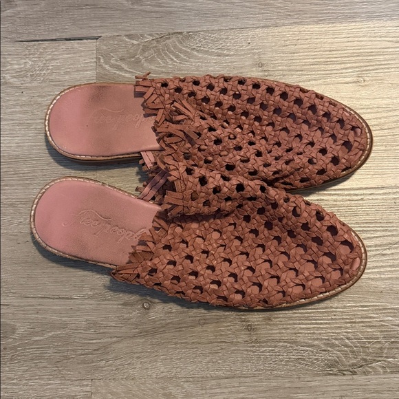 Free People Mirage Woven Fringe Basketweave Brown Mules Flats Sandals Shoes 40 - Picture 2 of 5